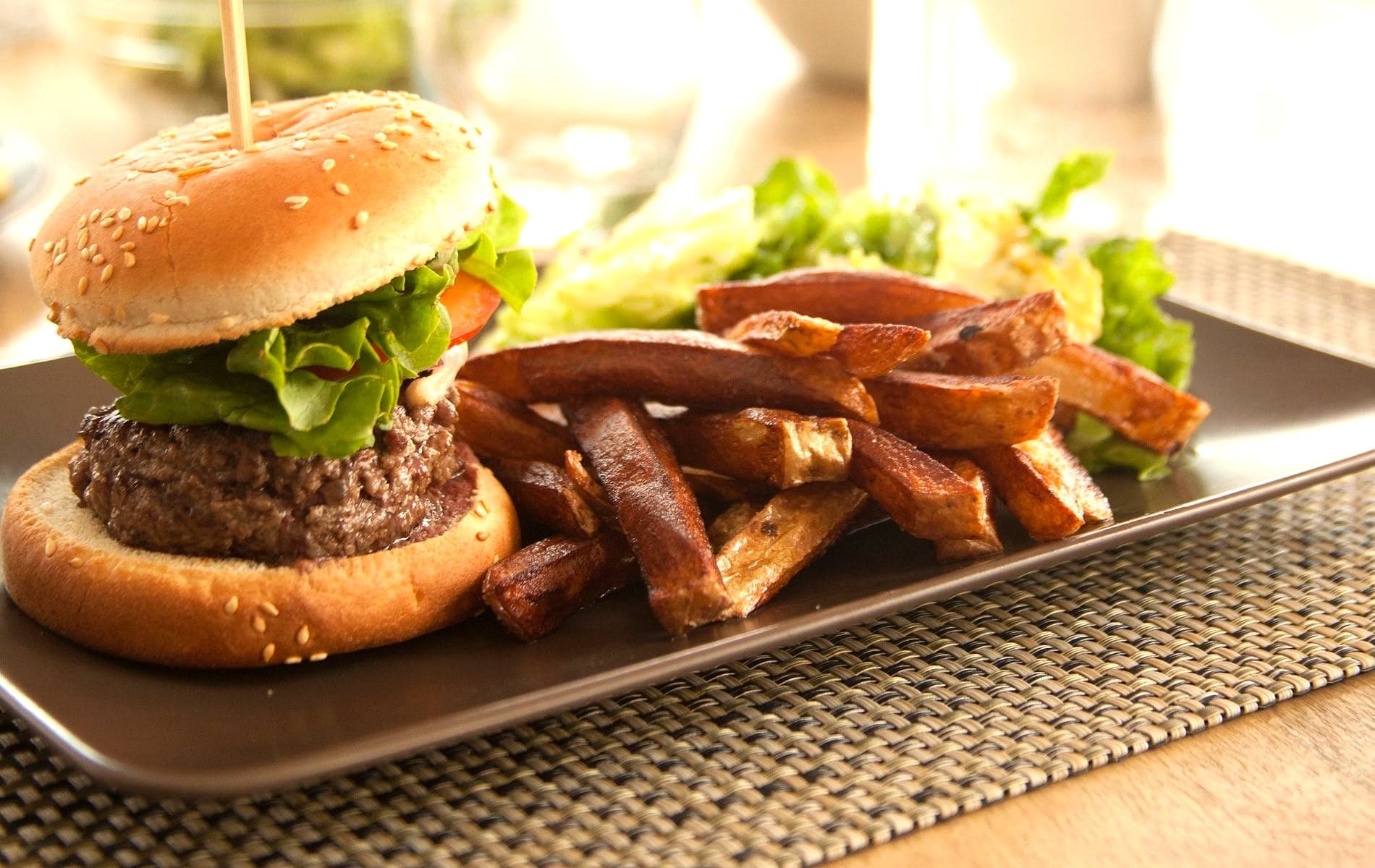 Hausgemachter Burger mit Pommes