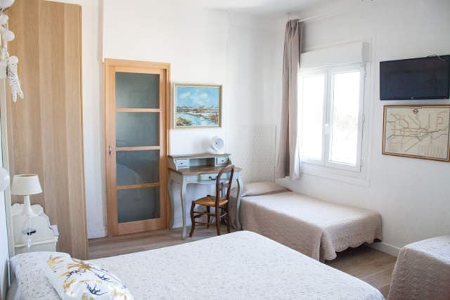 Chambre familiale avec un lit double et deux lits simples