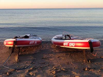 Paddles posés sur la plage au coucher du soleil