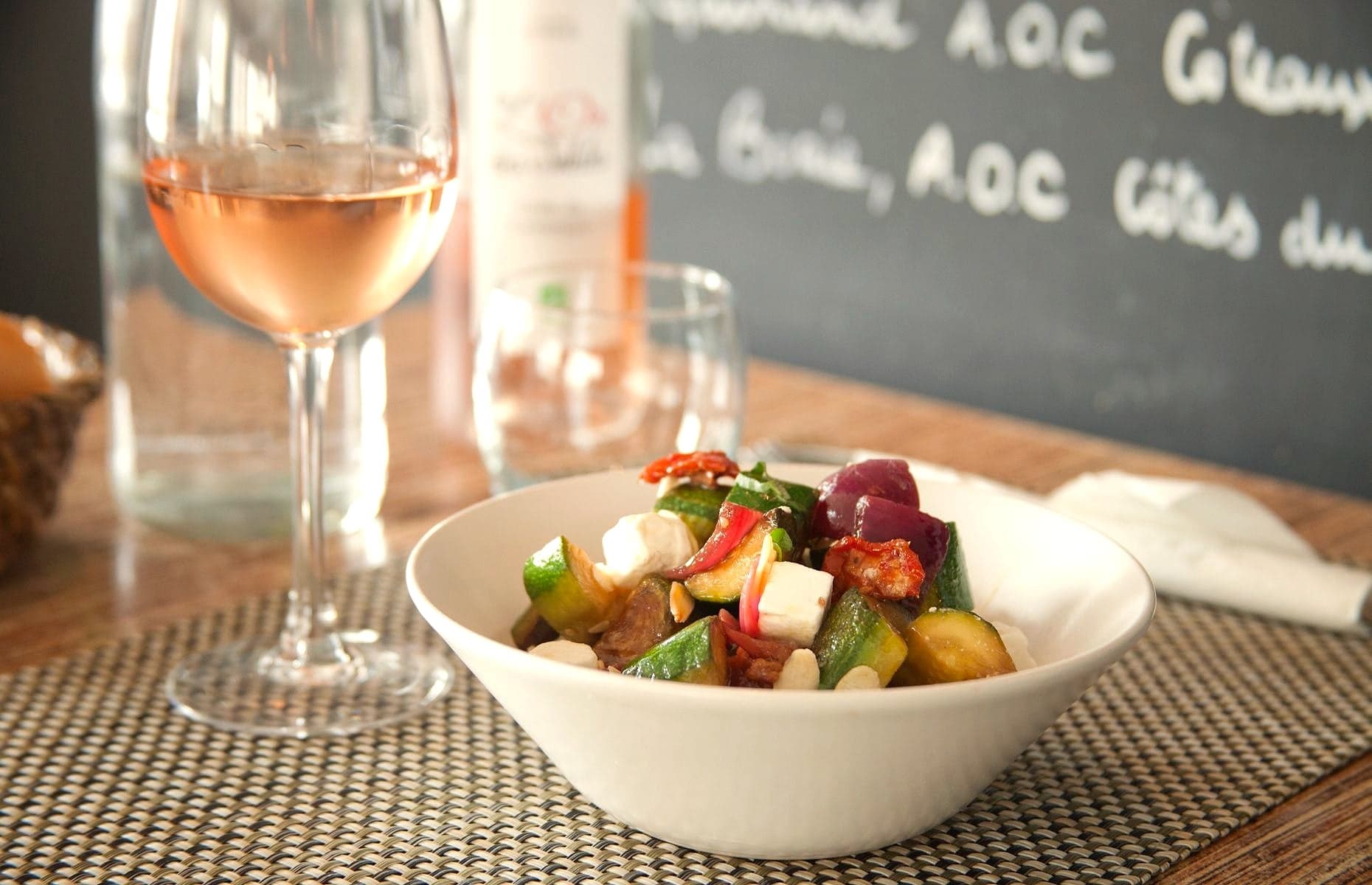 Zucchinisalat und ein Glas Rosé