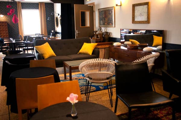 Le salon du Gédéon avec ses fauteuils et coussins jaunes